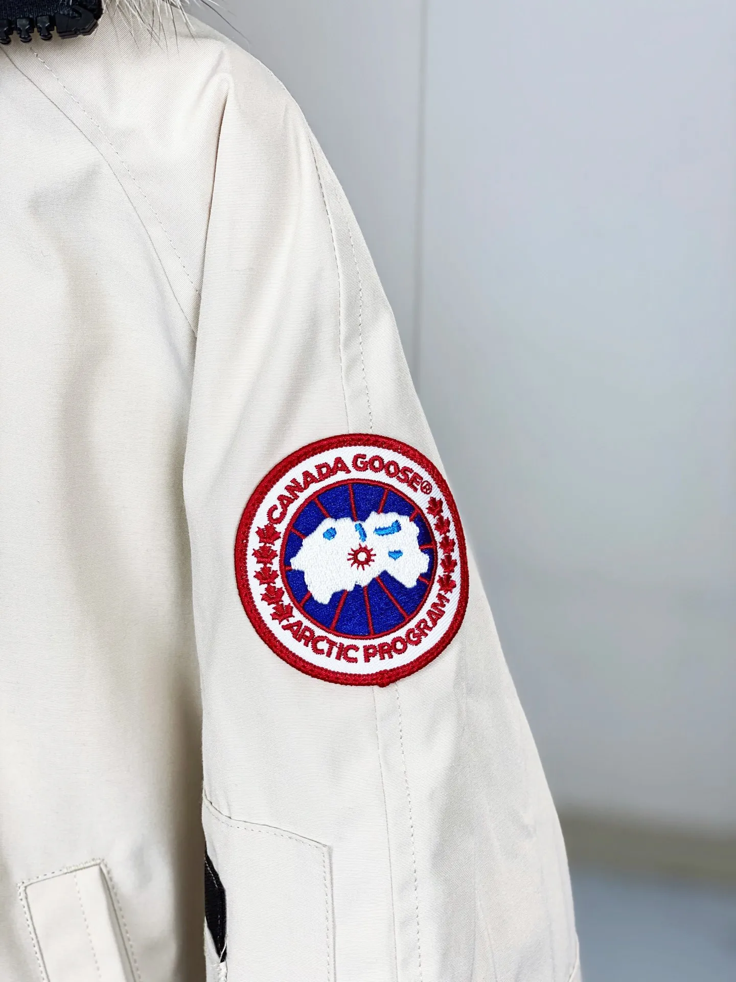 P780 Canada goose/Canada Goose Chilliwack 01 bomber jacket down jacket, authentic original clothing mold, all accessories are customized from the original factory. 💯The softness of the fabric is compared with the original product, and it can be restored by kneading at will (fabric misunderstanding: it is not a high-hardness fabric that is waterproof. Only those who buy the latest authentic version this year will notice the softness and comfort of the fabric) 💯The down is synchronized with the authentic white duck down, fluffy and not clumps, electronically controlled down filling machine. 💯Customized authentic YKK zipper pullers, high hardness and no jamming 💯The fur collar is custom-made from coyote skins in western Canada, the original version has the same origin 💯All workmanship and wiring are controlled by workers with more than ten years of service. They must be horizontal and vertical, and are not crooked. The inner wiring density is more sophisticated. Feel free to compare 💯Goose logo on sleeves, collar label, washed label, hangtag, zipper cord, pocket label, cuff thread, hem thread All details are updated simultaneously with the original product. The best version with the most complete colors. Sizes: XS-XXL (size chart attached below)